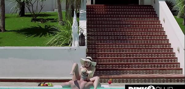  La tettona Marica Chanelle inculata nel triangolo a bordo piscina